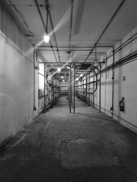 Galería de instalaciones de la antigua central, con el cableado original